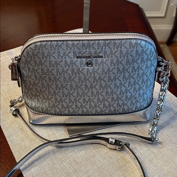 Michael Kors Metallic Silver Jet Set Lg Dome Crossbody Bag NWT - Picture 11 of 17